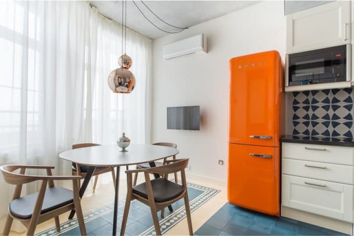 Дизайн белой кухни с оранжевым холодильником
