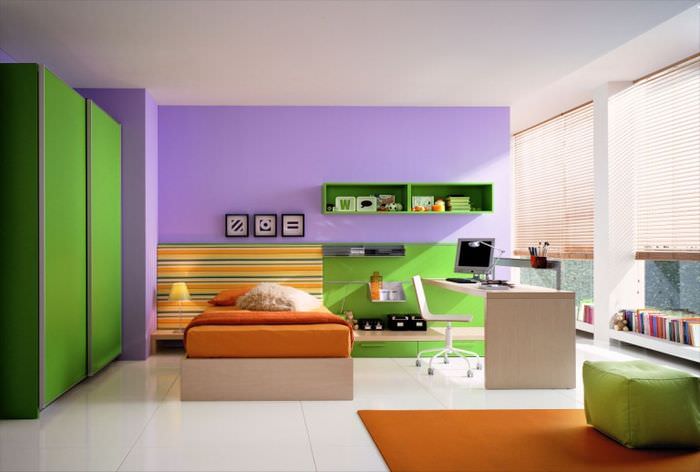 Интерьер гостиной в футуристическом стиле, сочетающий оранжевый и фиолетовый цвета