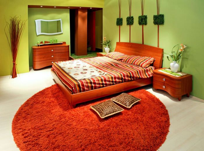 Оранжевые кровать и ковер в интерьере спальни