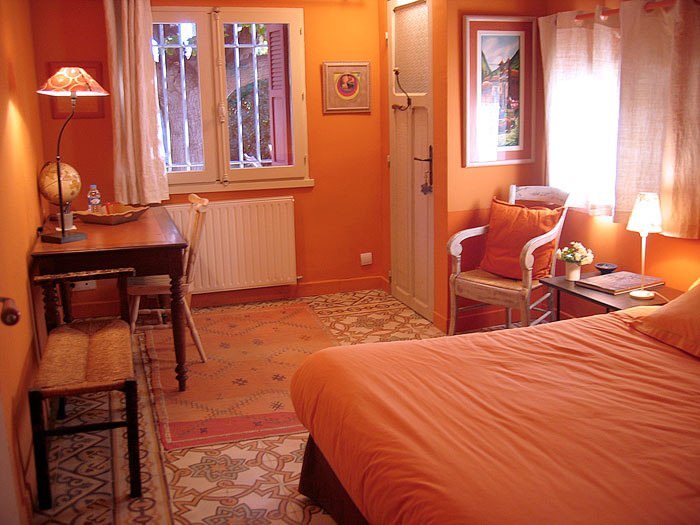 Оранжевый интерьер спальни в стиле прованс