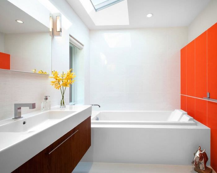 Сочетание оранжевого цвета с белым в ванной комнате