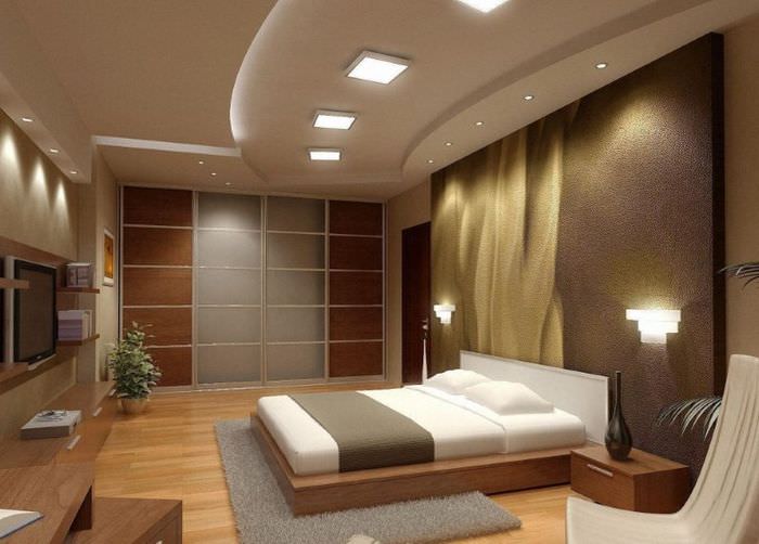 Комбинированный потолок с встроенными светильниками в интерьере спальни