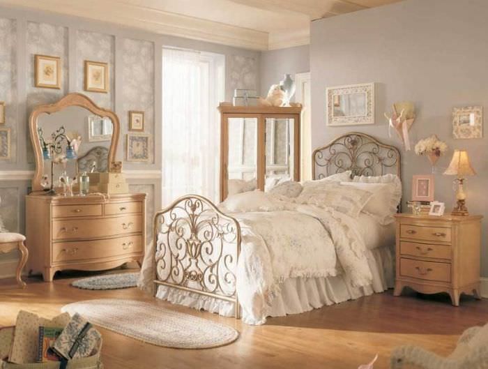 Предметы винтажной мебели в интерьере спальни
