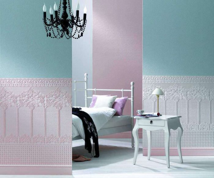 Интерьер спальной комнаты с обоями под покраску
