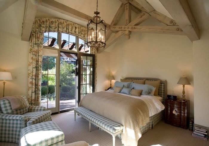 Деревенская спальня в стиле прованс с деревянными балками на потолке