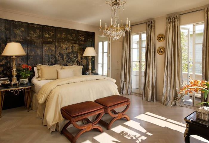 Красивая спальня в восточном стиле с элементами сказки