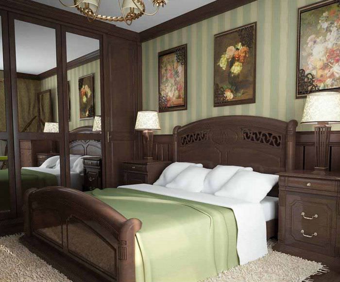Темная спальня в классическом стиле с мебелью из массива древесины