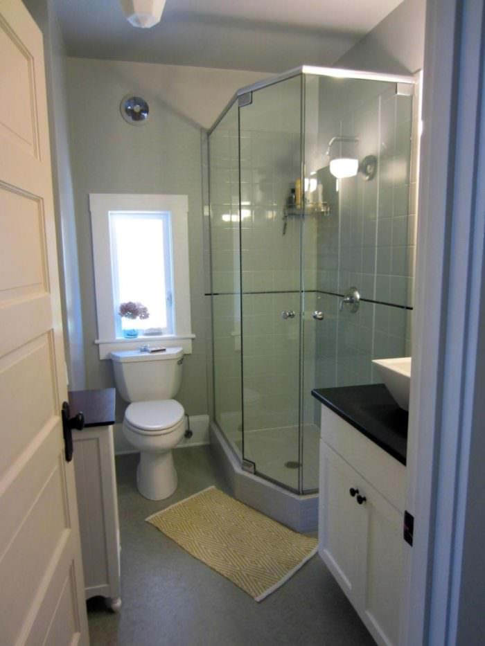 Угловой душ в интерьере маленькой ванной омнаты