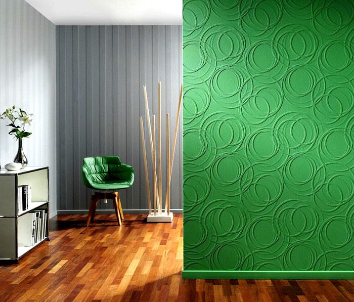 Зеленая стена с рельефными обоями под покраску