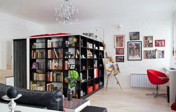 Зонирование однокомнатной квартиры с помощью книжных стеллажей