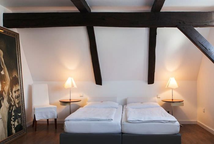 Деревянные балки в спальне немецкого стиля