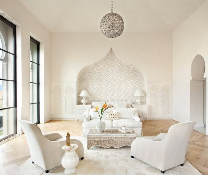 Интерьер белой гостиной в мавританском стиле