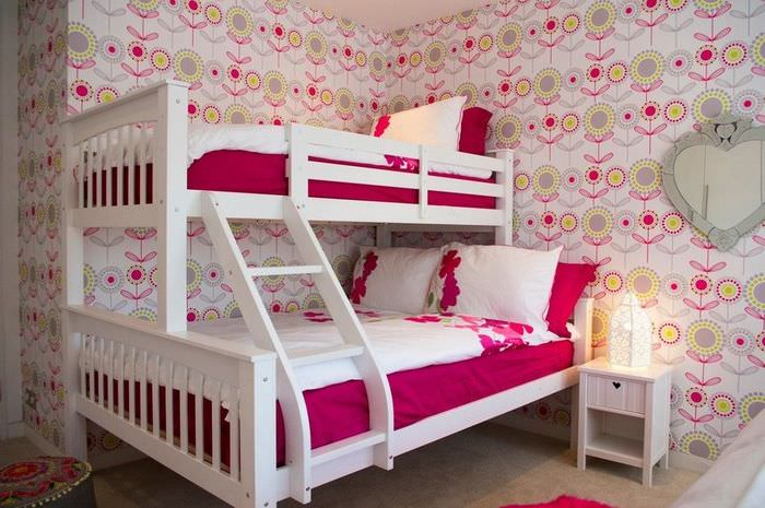 Двухярусная детская кровать в комнате с цветами на обоях