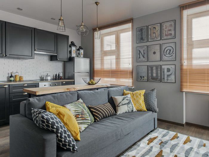 Серый диван на кухне-гостиной в пастельных тонах