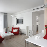 Белый интерьер гостиной с акцентами красного цвета