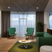 Зеленая мягкая мебель в серой гостиной