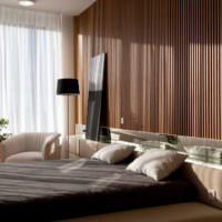 Оформление стены в спальне деревянными рейками