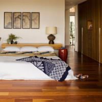 Низкая кровать на полу с покрытием из ламината