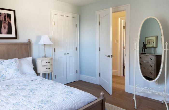 Приоткрытая белая дверь в спальне супругов