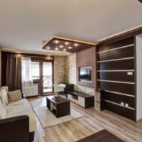 Бело-коричневый интерьер гостиной комнаты