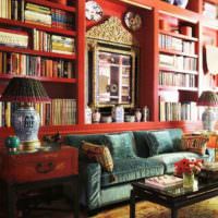Красные полки для книг в гостиной над диваном