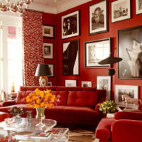 Картины на красной стене в гостиной