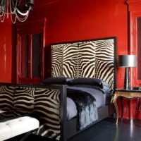 Сочетание красного, белого и черного цвета в спальне