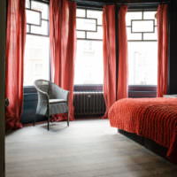 Красные шторы в серой спальне