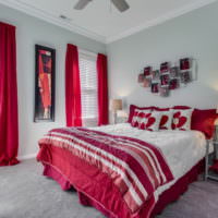 Белая спальня с красными акцентами