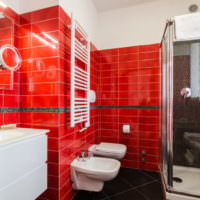 Красный кафель в ванной комнате