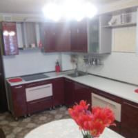 Кухонный гарнитур с малиновыми дверцами