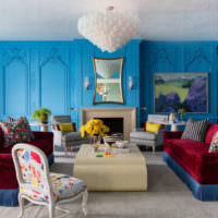 Гостиная с голубыми стенами и бардовым диваном