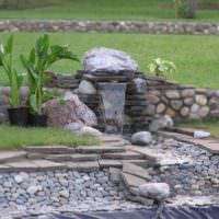Каменный водопад на садовом участке
