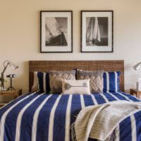 Полосатый текстиль на кровати в морском стиле