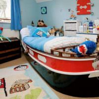 Кровать в форме яхты в спальне мальчика