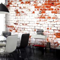 Потертая кирпичная стена в дизайне современной гостиной