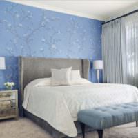 Голубые обои с цветами на стене спальной комнаты