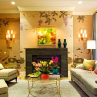Интерьер гостиной комнаты с камином и цветочными обоями