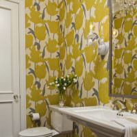 Желтые обои с цветами в ванной комнате