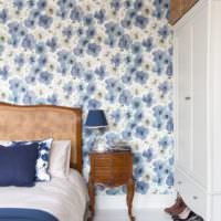 Голубые цветы на стене спальной комнаты