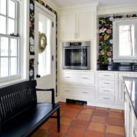 Белый кухонный гарнитур в гостиной загородного дома