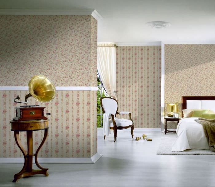 Граммофон в интерьере комнаты классического стиля