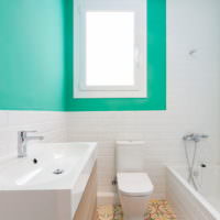 Стены цвета мяты в ванной комнате