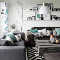 Серый цвет в интерьере гостиной с подушками мятного цвета