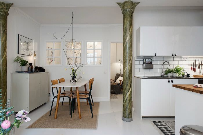 Интерьер кухни-гостиной в скандинавском стиле с мраморной колонной