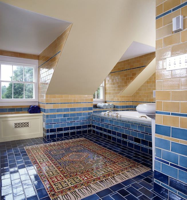 Интерьер ванной комнаты загородного дома с отделкой пола мозаикой