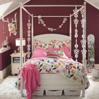 Белая кровать для девочки подростка с яркими рисунками на одеяле