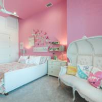 Розовые стены с переходом на потолок в детской комнате
