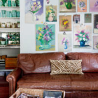 Рисунки с цветами на стене над диваном