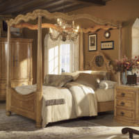 Деревянная кровать в спальне загородного дома